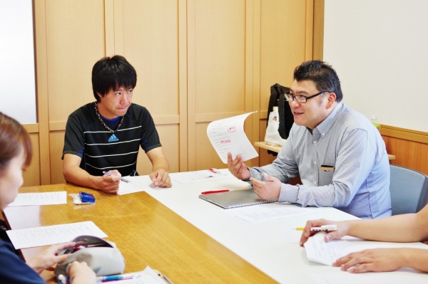 児童スタッフにてフレームワークシートの記入の仕方を勉強中
