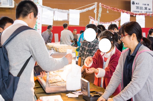 学生さん、ご近所の方々とたくさんのお客様に購入していただきました