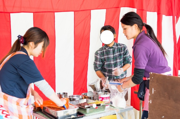 たい焼きは外で焼いています。良いにおいに誘われます