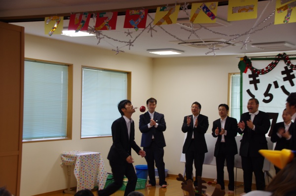 男性職員のひげダンス。上手にリンゴキャッチ成功!