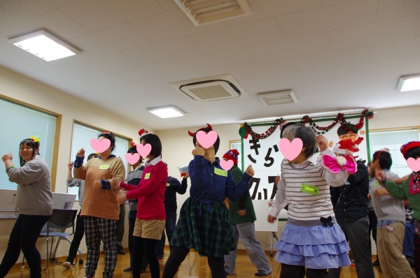 ホーム入居者の皆さんで合奏とダンス!ノリノリです♪