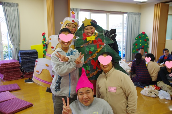 司会のクリスマスケーキとツリーと記念撮影!