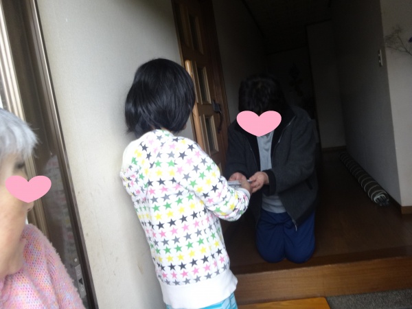 近所の方のお家へお渡しに行きました!