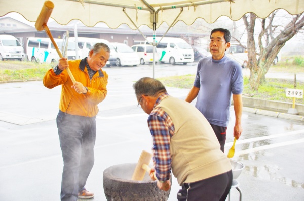 民生委員の皆さまの軽快な餅つき!