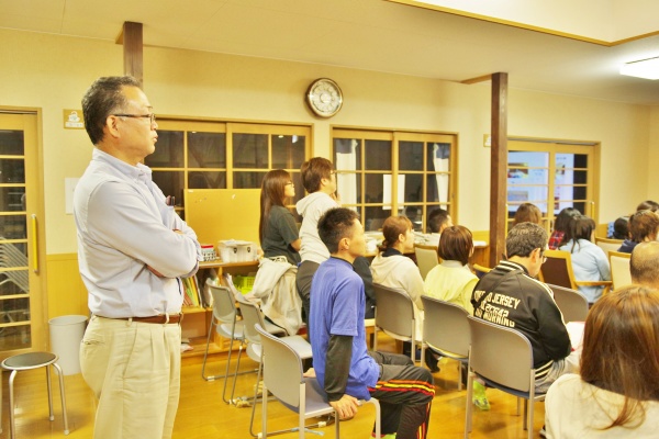 他事業所の取り組みを「立ち上がって」真摯に学び合います