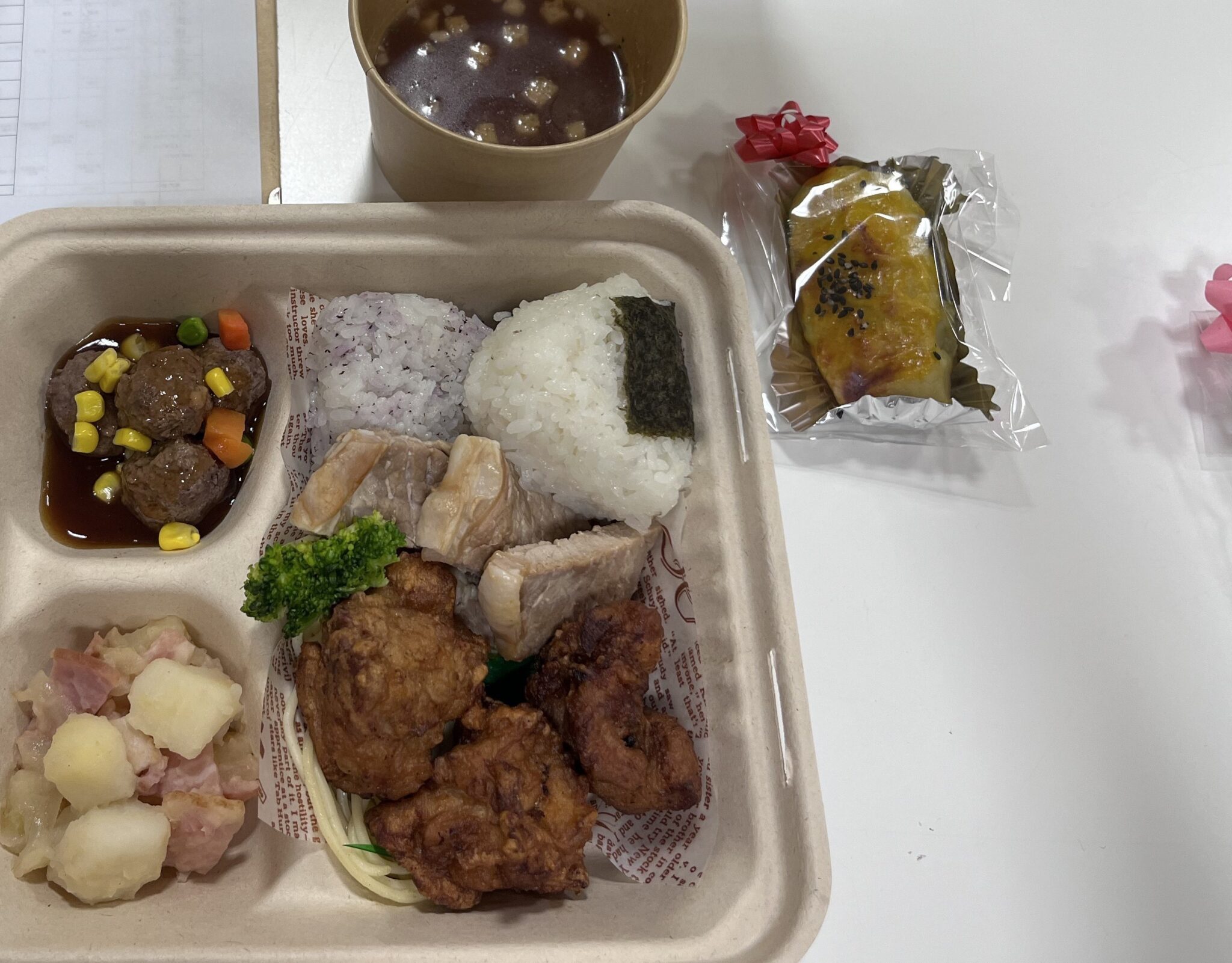 介護施設の食事トレー。唐揚げ、ご飯、味噌汁、副菜が盛られている。